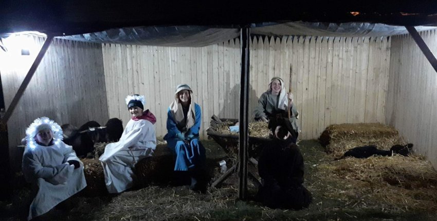 11月26日，在古德休乡村的格雷斯路德教会举行的现场耶稣诞生仪式.