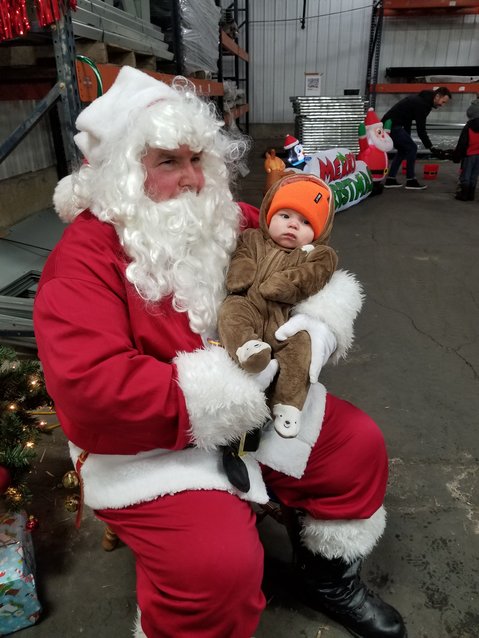 布雷特·丹克斯和布列塔尼·丹克斯的女儿布里吉特·丹克斯3个月大，第一次见到圣诞老人.