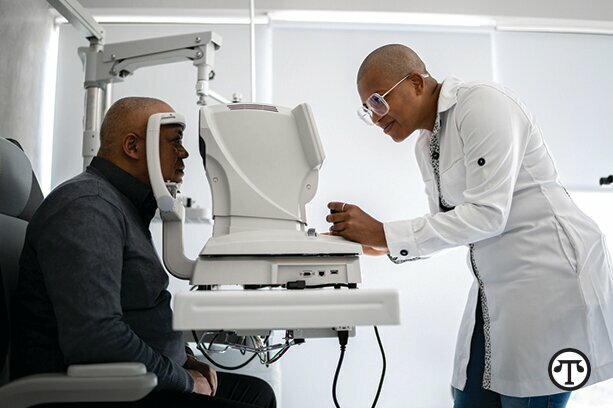 关注你的视野. 定期的眼科检查可以帮助降低患青光眼的风险.