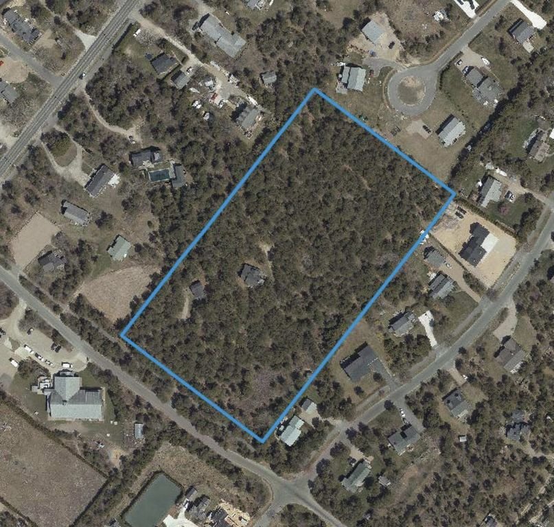 The Planning Board on Monday got its first look at a nine-lot subdivision proposed for a largely wooded lot off Rugged Road.