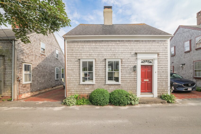 This three-bedroom, two-bathroom, 19th-century home is located on the outskirts of town, within walking distance of the island&rsquo;s best shops and restaurants.
