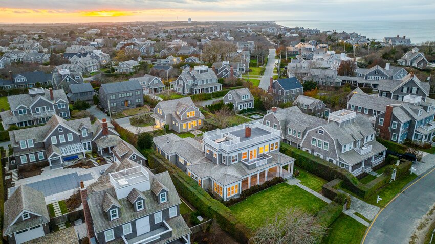Located on Lincoln Avenue in the prestigious Cliff neighborhood, this thoughtfully and tastefully restored six-bedroom, six-and-three-half-bathroom home has spectacular views of the ocean.