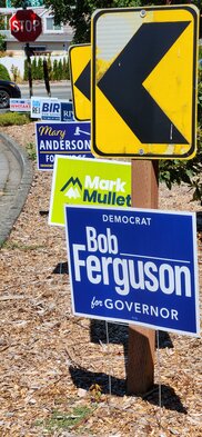 Campaign signs at Ninth and Caspers in Edmonds. (Photo by Brian Soergel/Edmonds Beacon)