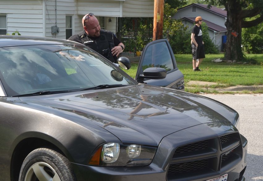 Lt. Zach Palmer talks with Bolivar Chief Mark Webb on the scene of a standoff in August 2019.
