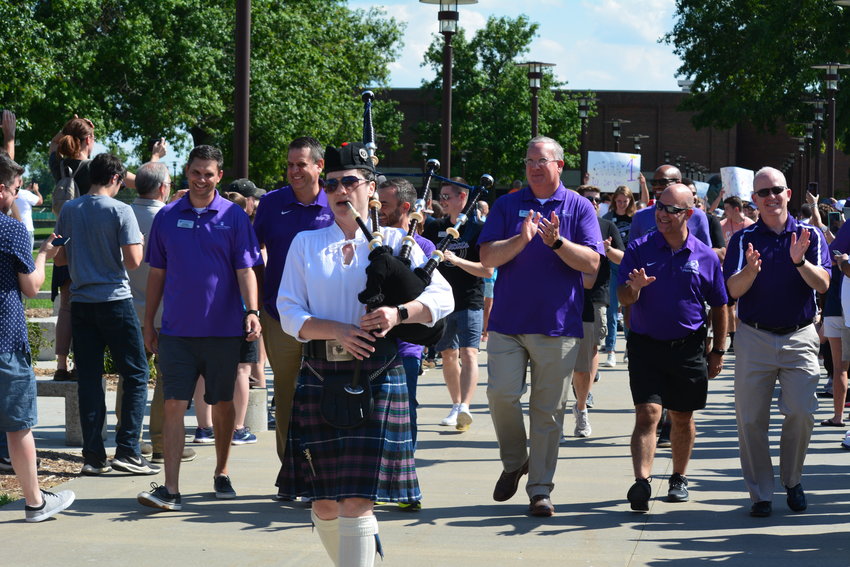 The weather was warm and sunny on Thursday, Aug. 18, as a bagpipe player and the SBU faculty lead the new student processional into Pike Auditorium during SBU&rsquo;s Welcome Week.