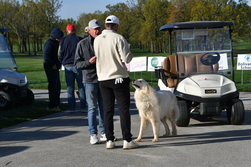 Early morning golfers prepare for the day with donuts and coffee and the local watchdog felt sure they needed to share their donuts on the beautiful morning, Friday, April 19.   STAFF PHOTO/LINDA SIMMONS