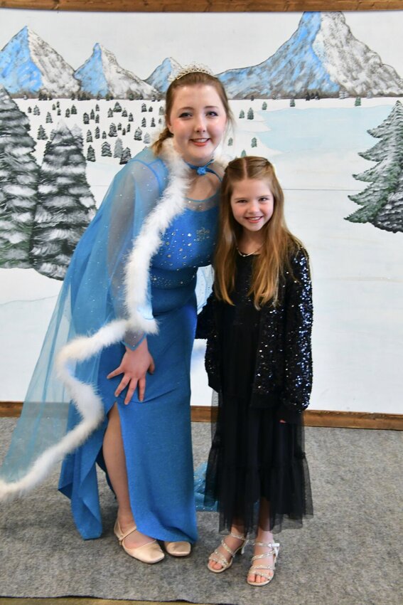Jaelynn Potter with Elsa.   STAFF PHOTO/LINDA SIMMONS