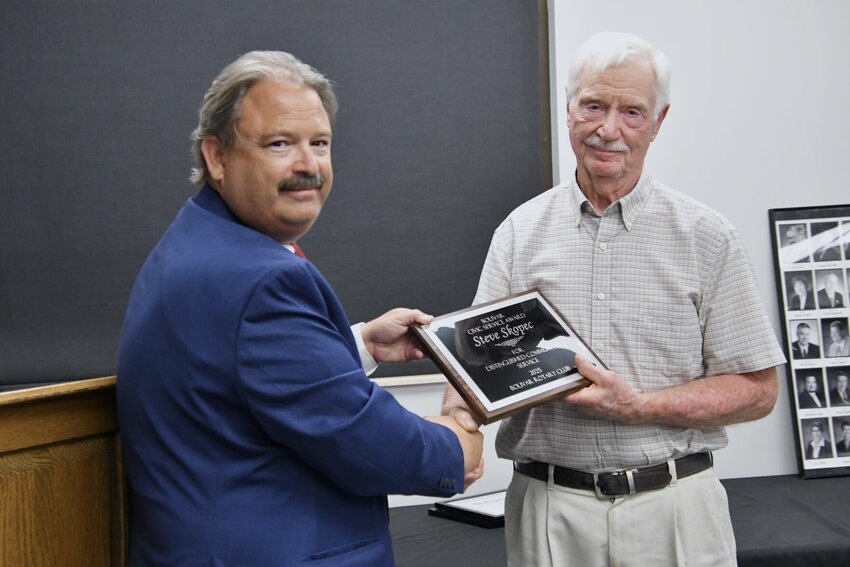 Jody Shelenhamer presents the award to Steve Skopec.   STAFF PHOTOS/LINDA SIMMONS