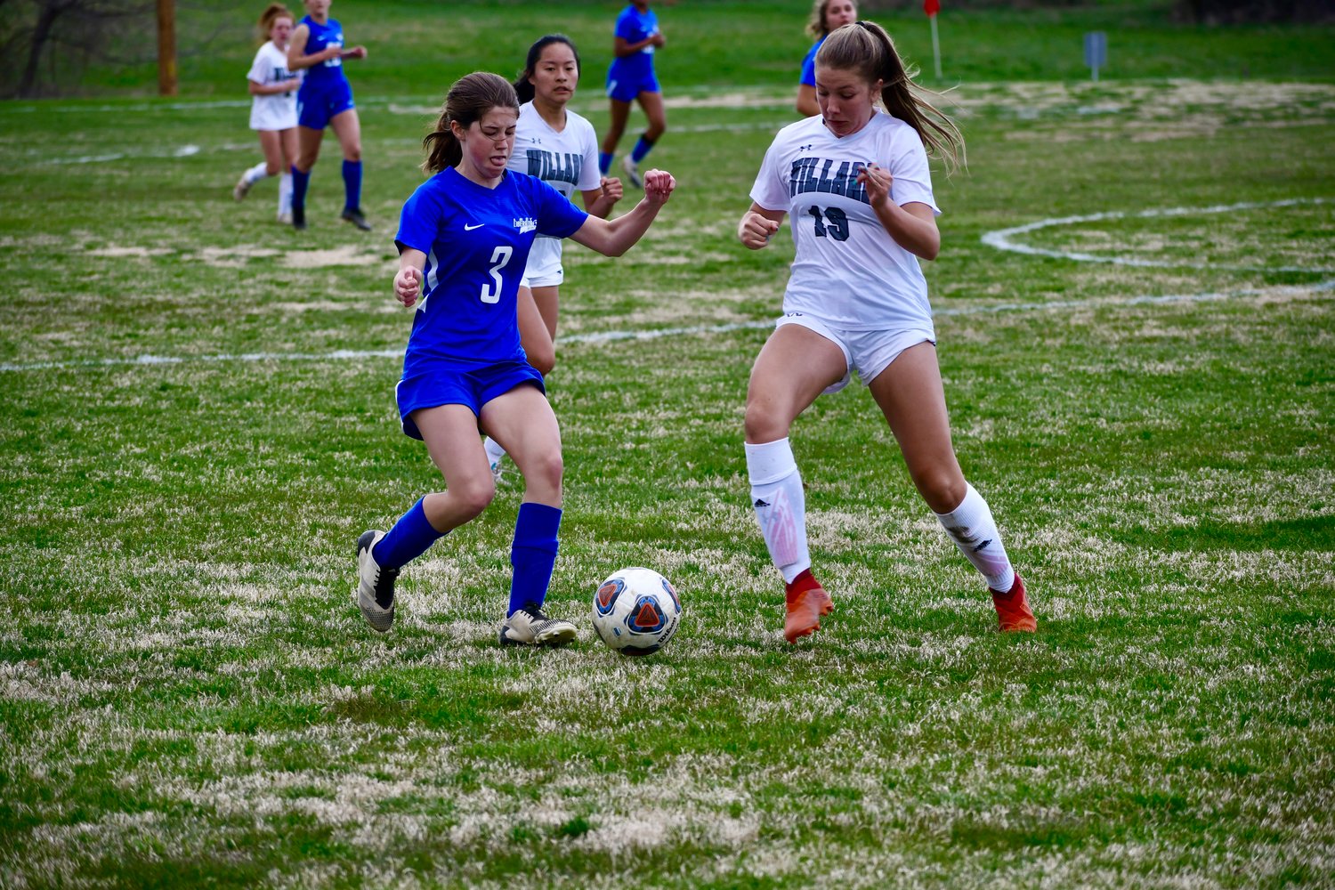 Mady Niven looks to get by the opposing pressure.