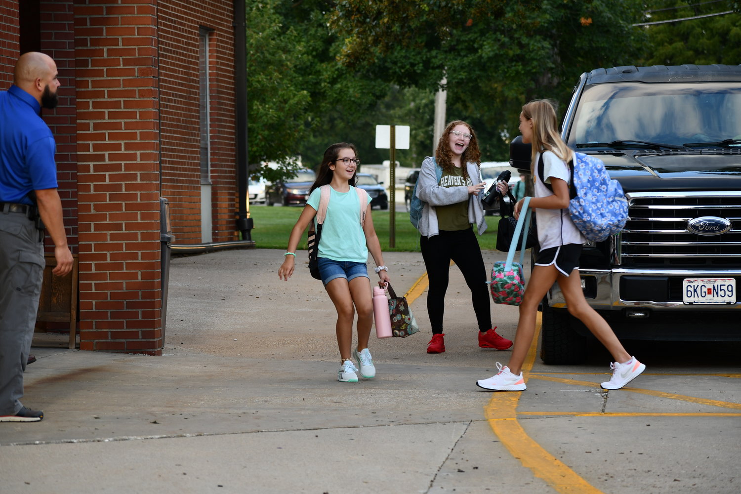 Tuesday morning, Bolivar Middle School welcomed back the sixth, seventh and eighth grade students. Cars bumper to bumper, students finding friends, being greeted by familiar faces, buses unloading, are all signs that the 2022-23 school year is underway.
