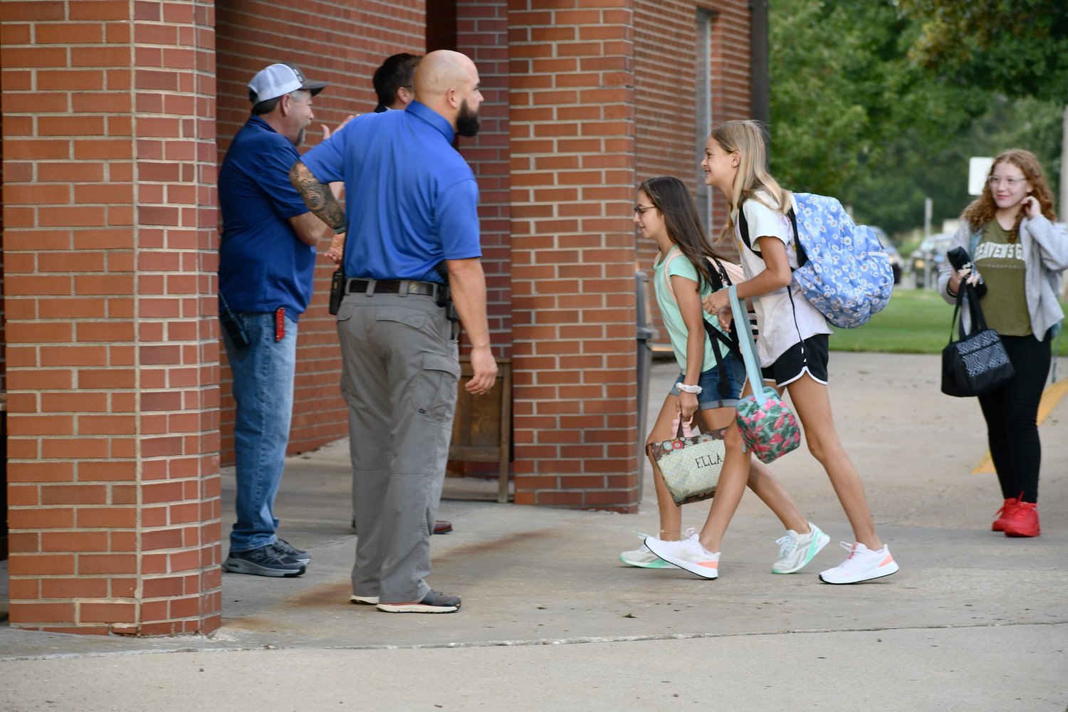 Tuesday morning, Bolivar Middle School welcomed back the sixth, seventh and eighth grade students. Cars bumper to bumper, students finding friends, being greeted by familiar faces, buses unloading, are all signs that the 2022-23 school year is underway.