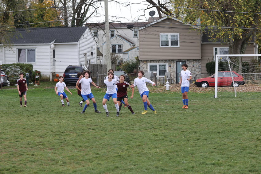The U17 Blue Lighting played a tough away game against AC Maroon this week. Like many of the high school age CHYSC teams, most of these boys play both for their high schools and for CHYSC. Pictured lining up to receive the incoming ball are from left to right Jack Meehan, Eden Crosby, Grayson Rupp, Cullen Crosby, Dominic Pellegrino and Luke Sanita.
