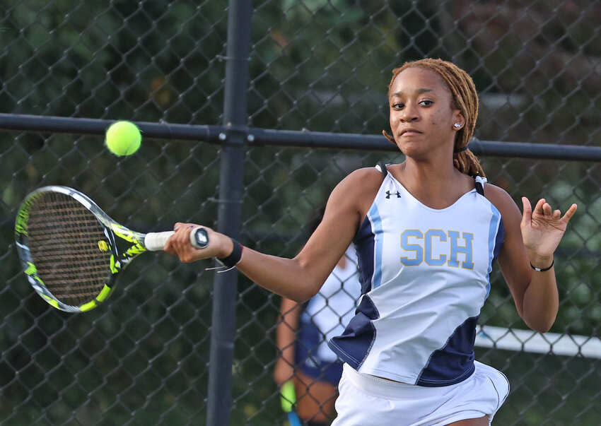 Blue Devils sophomore Leah Thomas did not lose a game as she won at first singles against Notre Dame.