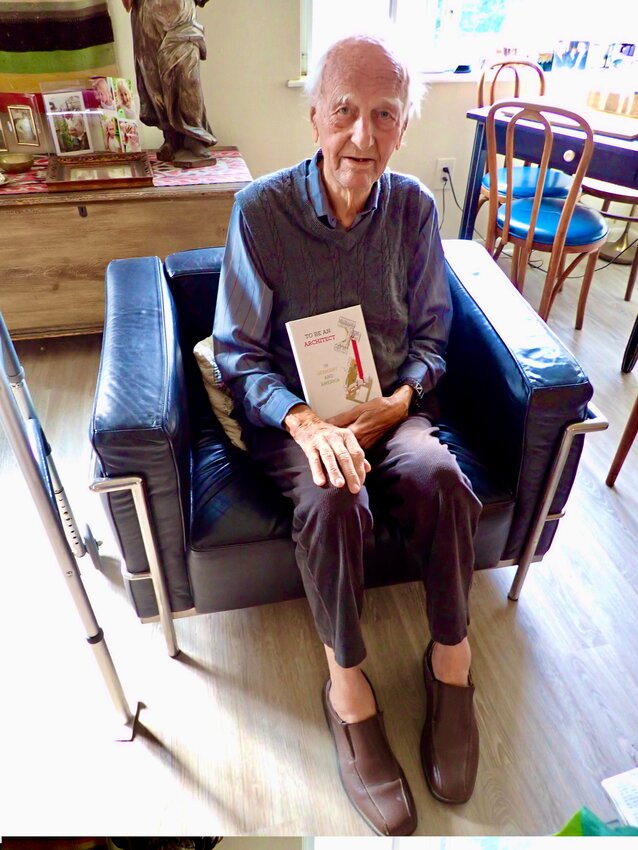 Otto Reichert-Facilides held up a copy of his new book last year, which he began writing almost 80 years ago while in combat with the German army in World War II.