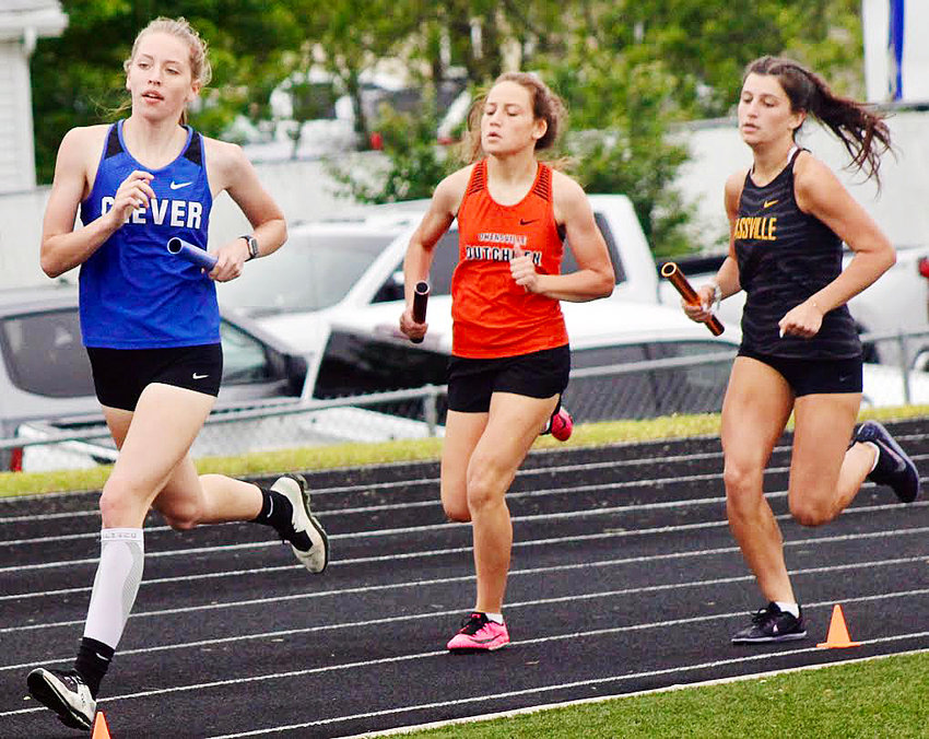 CLEVER&rsquo;S RYLEE LANSDOWN leads a group of runners in the 4 x 800 relay.