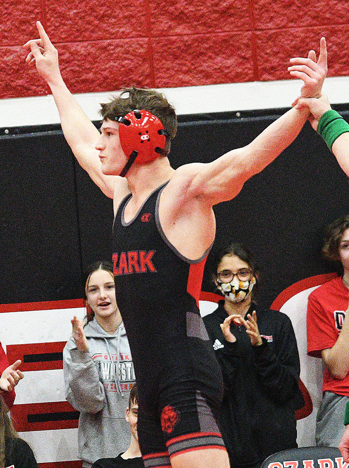 NOLAN MOELLER raises his hands after posting a pin in :25.