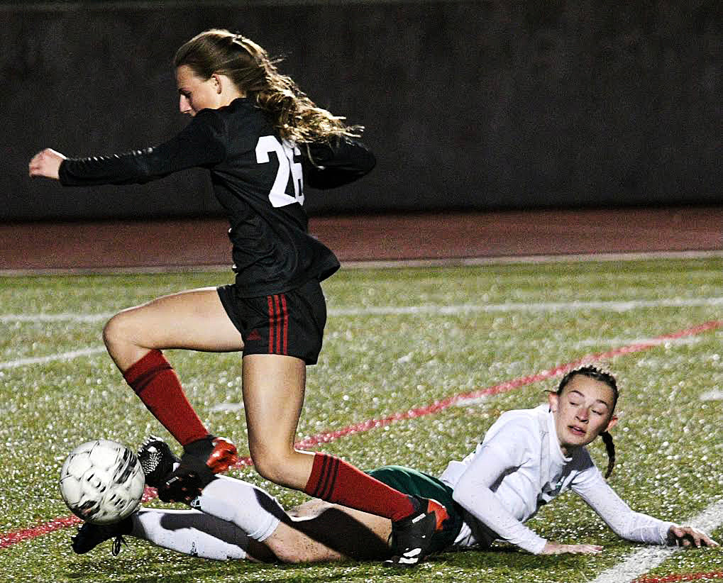 OZARK’S ADDIE SHULER gains control of the ball and breaks away from a Catholic player Monday.