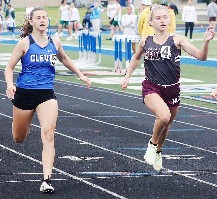 CLEVER’S JAYLEIGN FLOOD finishes second in the 100 at the Class 3 Sectional 3 Track Meet on Saturday.