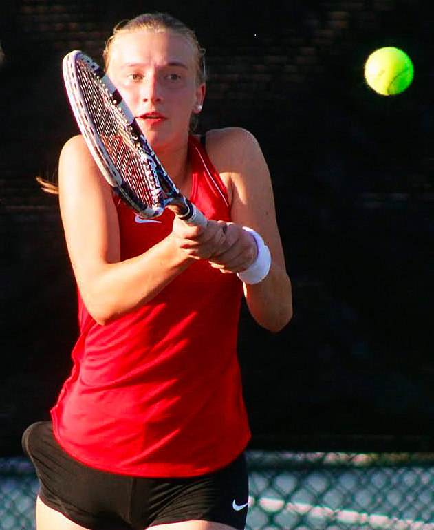 LILLI ROEDER prepares for a forehand return.