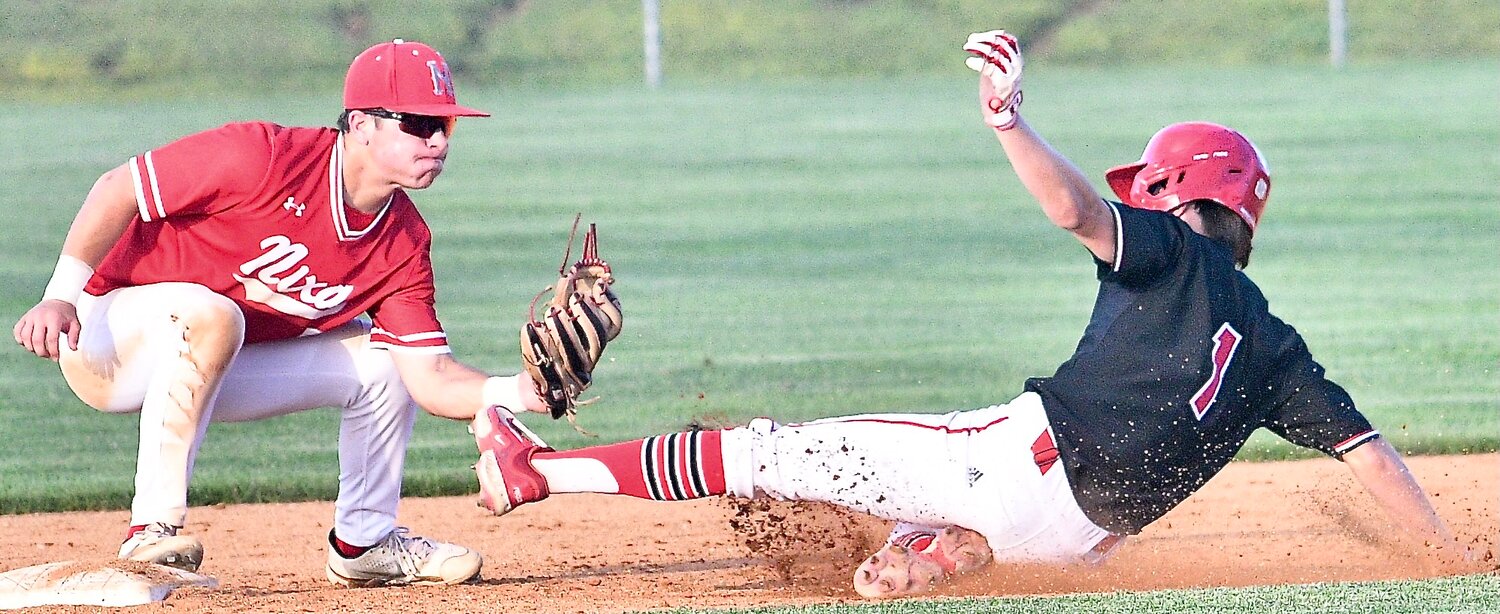 NIXA'S COLLIN USSERY applies a tag of Brady Dodd at second base.