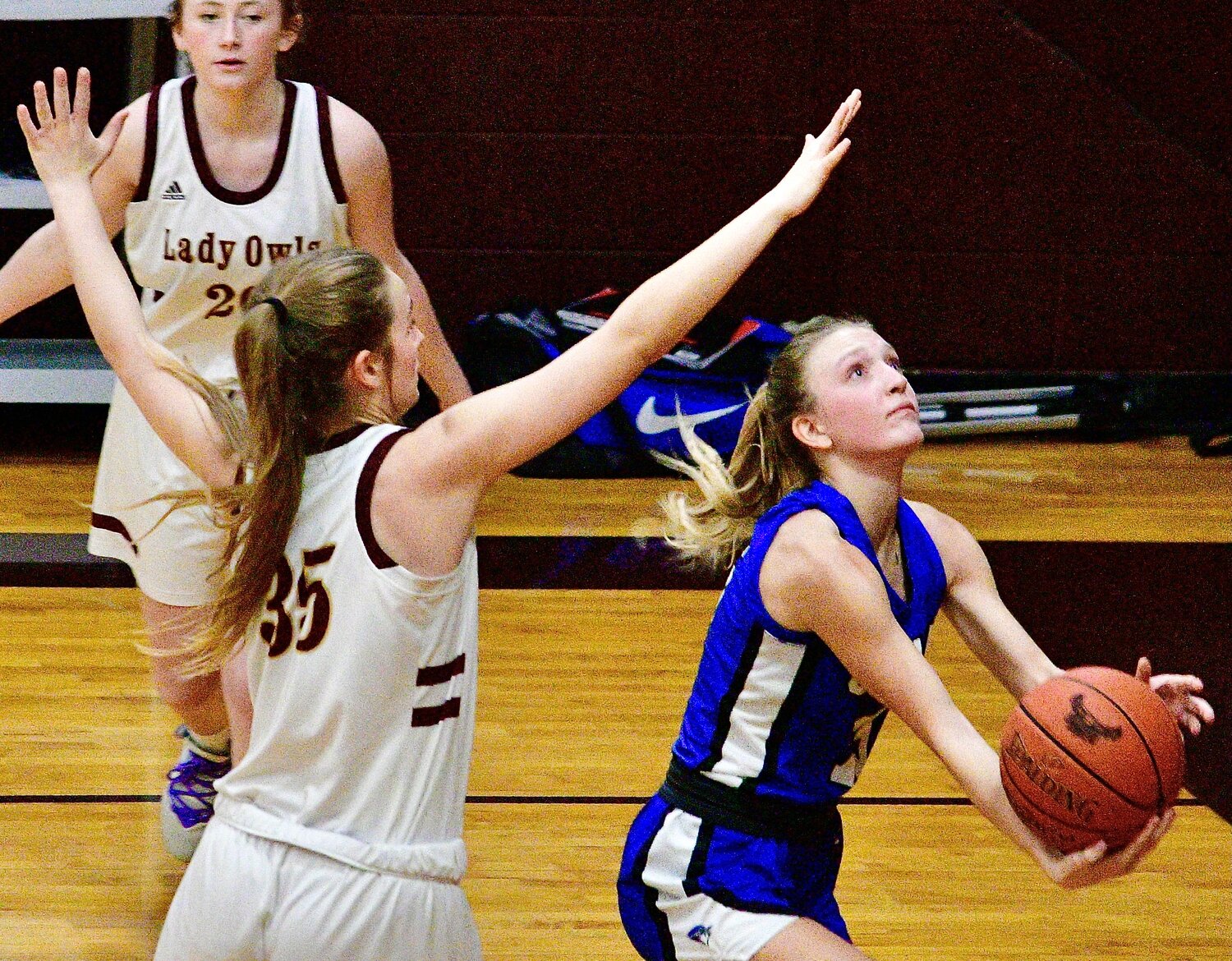 CLEVER'S BRYLIE HICKS drives for a layup.