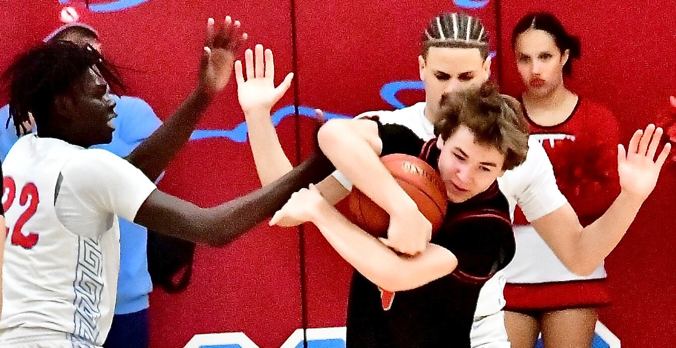 OZARK'S KYLAN PICKREN gains possession of the ball in front of two Glendale defenders Friday.