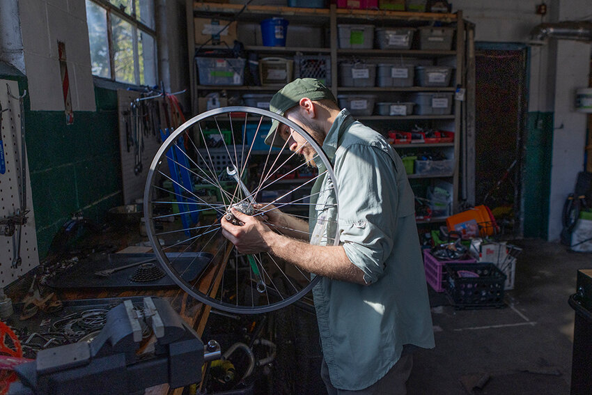  Raymond Holt for City Pulse
Blake Abrego-Lerma works on his bike at the co-op.