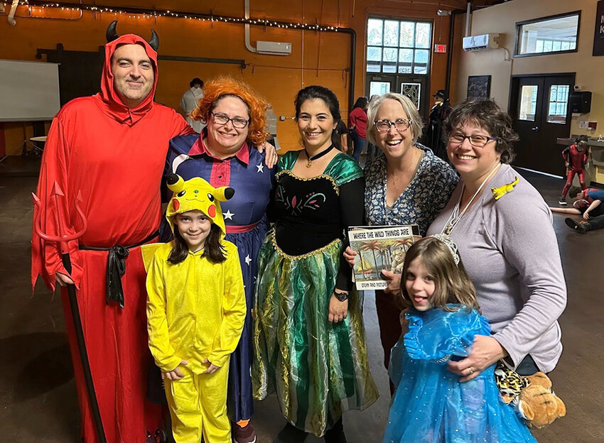 From left: the Shtibl board members Sean Valles (former), Margot Valles, Evin Taş, Nicole Ellefson, Naomi Glogower and kids celebrate Jewish Halloween at the Allen Neighborhood Center.