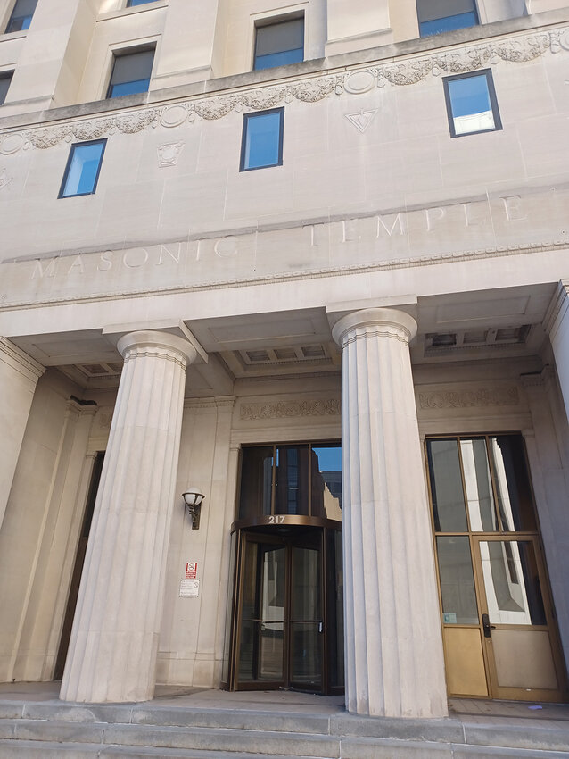 A plan for the city of Lansing to purchase the old Masonic Temple, 217 S. Capital Ave., to convert it into a new city hall was defeated on a 4-4 vote.