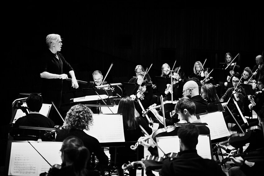 Photo by Jason Bell  Ed Gardner (left, standing), principal conductor of the London Philharmonic Orchestra, said it will be a &ldquo;huge honor&rdquo; to play a masterpiece by American composer Samuel Barber on American soil during the orchestra&rsquo;s two-week United States tour.