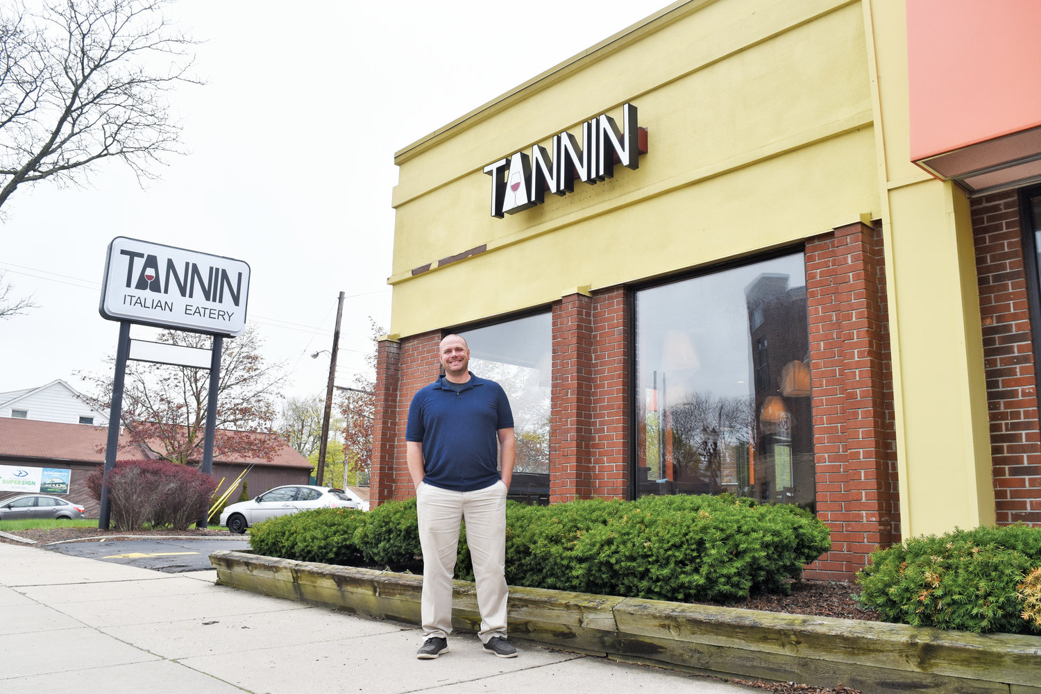 Chris Roelfs in front of his restaurant Tannin.