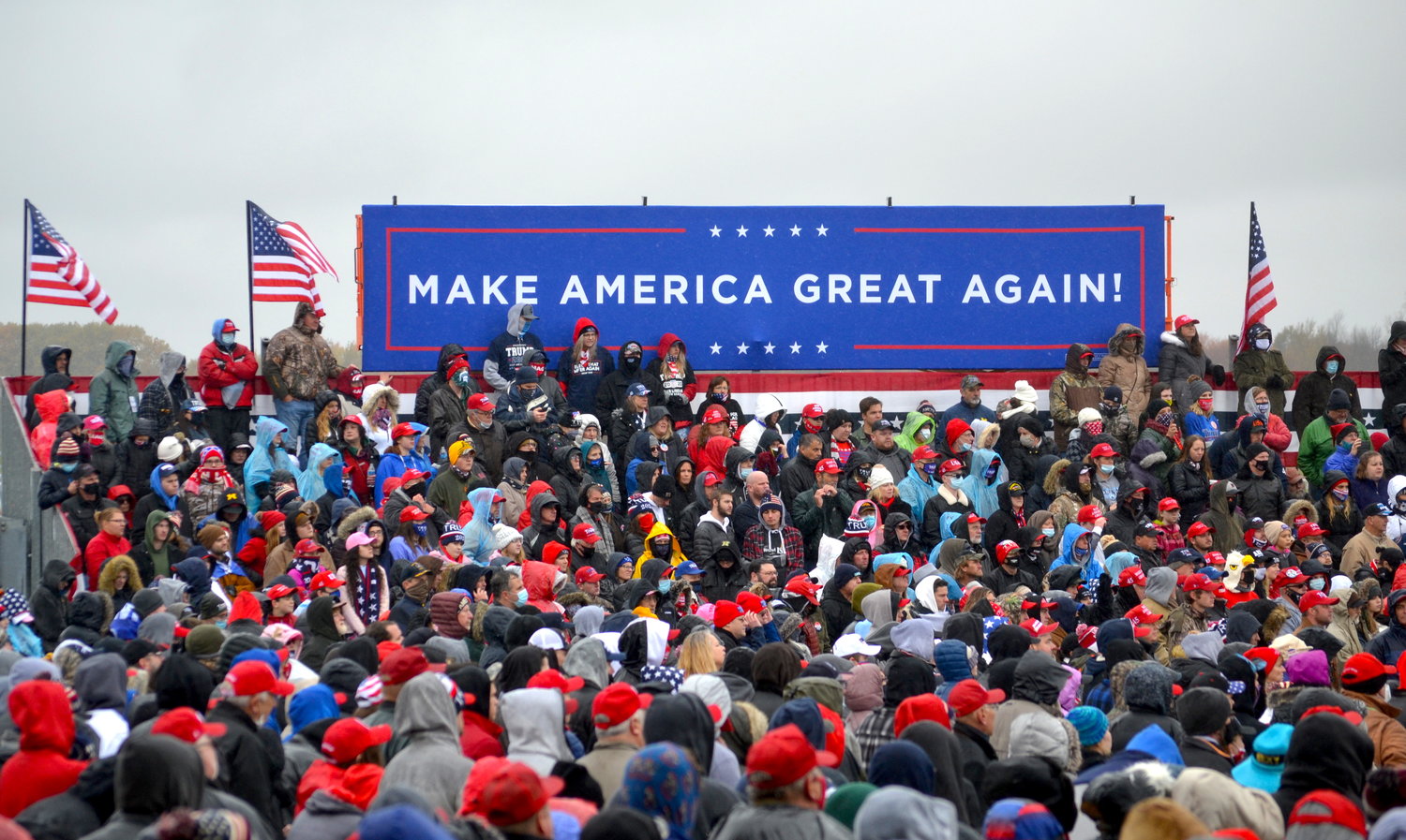 Thousands await President Donald J. Trump.