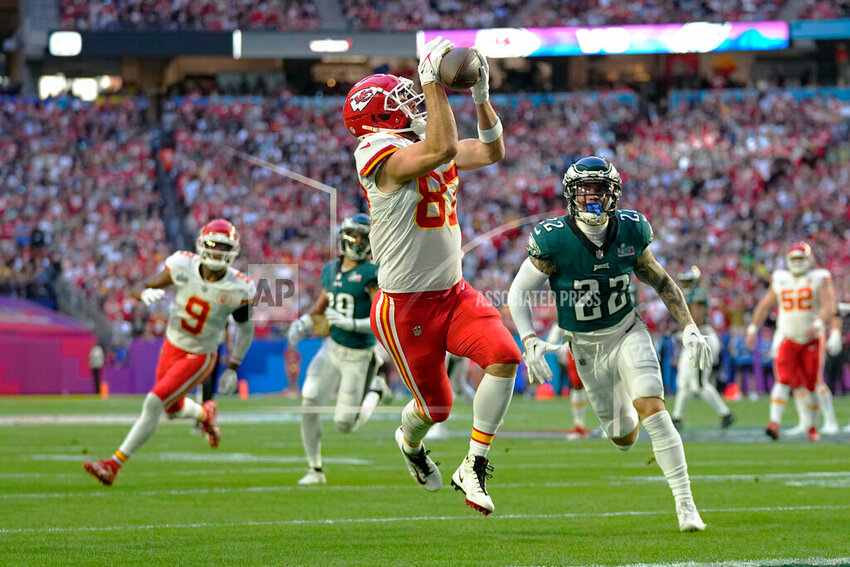 Kansas City Chiefs tight end Travis Kelce (87) catches a touchdown pass ahead of Philadelphia Eagles safety Marcus Epps (22) during the first half of the NFL Super Bowl 57 football game between the Kansas City Chiefs and the Philadelphia Eagles, Sunday, Feb. 12, 2023, in Glendale, Arizona. (Abbie Parr/The Associated Press)