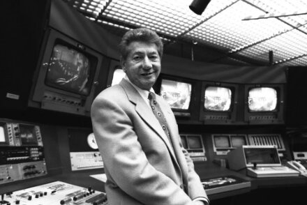 Jac Venza in 1995. As head of cultural and arts programming for WNET-TV, the PBS flagship station, he introduced &ldquo;Live From Lincoln Center,&rdquo; &ldquo;Great Performances&rdquo; and other programs. (Sara Krulwich/The New York Times)