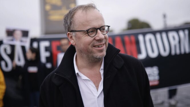 French watchdog Reporters Without Borders general secretary Christophe Deloire attends a demonstration in Paris, Tuesday, Oct. 24, 2017. Deloire, who negotiated to free imprisoned journalists and offered refuge to reporters under threat around the world, died Saturday, June 8, at 53. (AP Photo/Kamil Zihnioglu, File)