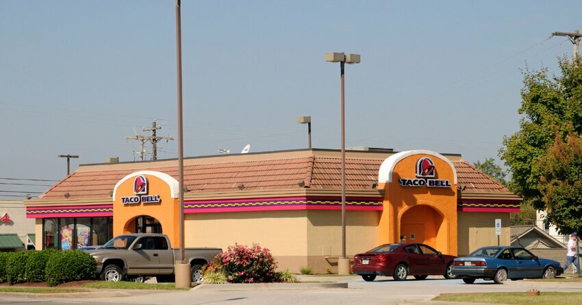 Exterior of a white brick and stucco Taco Bell building