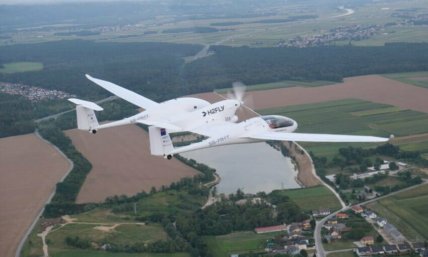 H2FLY hydrogen-powered aircraft flies above fields