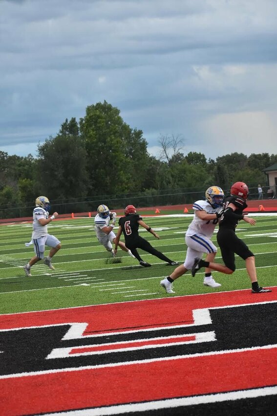 JEFF BRASEL/STAFF


Eli McNutt (right) makes a run for the Goblins on Friday night in Branson, Mo. McNutt suffered a season-ending injury on Friday as Harrison fell to the Pirates, 23-7.