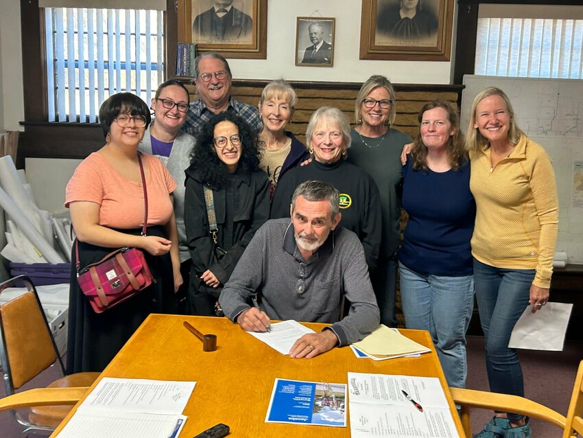 CONTRIBUTED PHOTO


Berryville mayor Tim McKinney signed a proclamation acknowledging Oct. 20-26 as National Friends of the Library Week. Behind Mayor McKinney (left to right): Kelly Ramirez, Shirley Rash, Deyli Ramirez, Joe Scott, Karen Johnson, Peggy Lodewyks, Kristy Tesch, Jennifer Geeo, and Friends President Elaine Floyd.