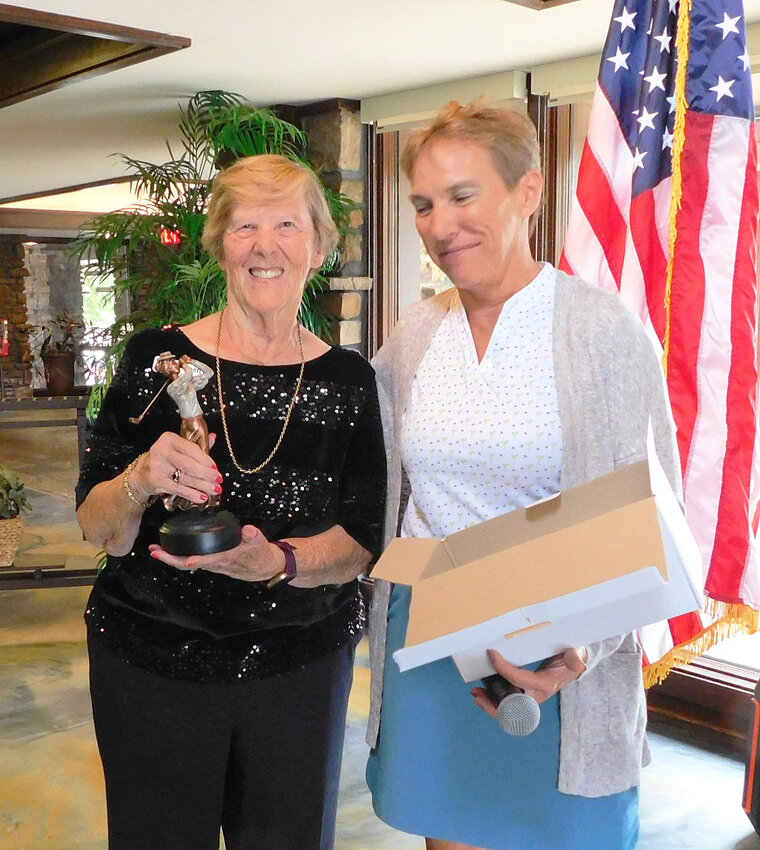 Julie Headley (R) presents Dawn Barnett with Lady Duffer of the Year 2023. (Sandy Johansen photos)