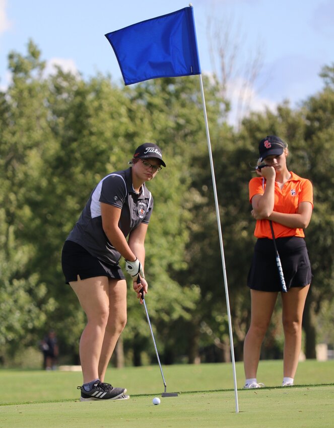 Jenna Matli (left) was Lincolnwood&rsquo;s number two scorer with a 55 and helped the Lady Lancers to a second place finish at their home meet on Monday, Aug. 14.