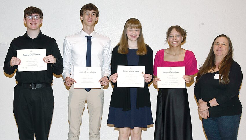 Winners of this year&rsquo;s DAR Good Citizen award, from the left, are Maxwell Eldred of Staunton High School, Reece Lohman of Nokomis High School, Amanda Niemann of Litchfield High School and Marianna Lowe of Hillsboro High School and DAR Good Citizen Chairman Kendra Wright. Not present for the photo was Trenton Hemann of Lincolnwood High School in Raymond.