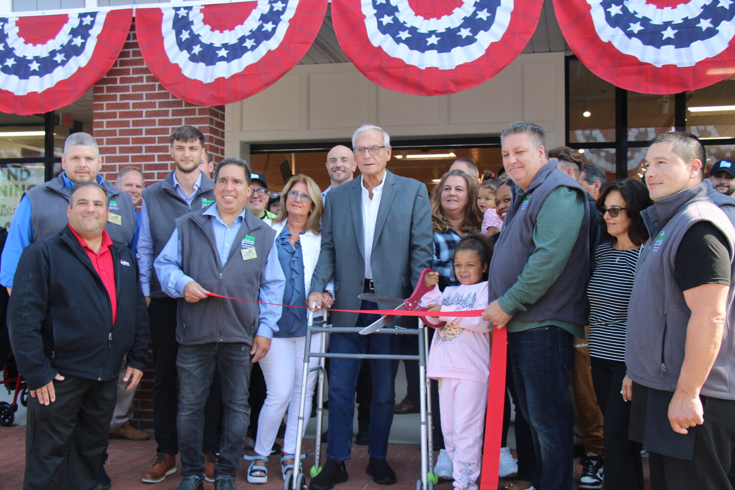 Refreshing new grocery store has grand opening | The Suffolk County News