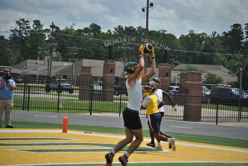 Walker's Gage Poe makes a catch during their 7-on-7 on June 4.