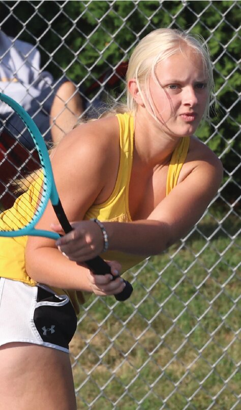 Tomah’s Mackenzie Janz returns
a ball during last week’s match
with Onalaska. Tomah hosts
Holmen this Tuesdsay.