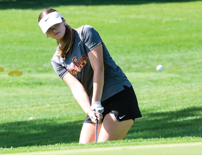 Sparta’s Allison
Rand chips towards the
18 green to start her final
series of putts Monday.