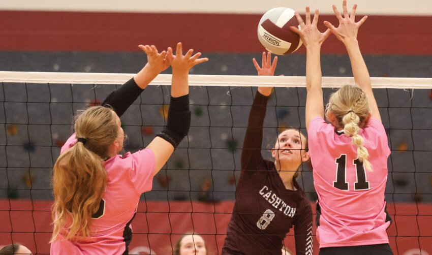 Cashton’s Tessa Sanders tries to squeeze an attack between Hillsboro’s double block by Lauren
Woirol and Carmen Erickson during the fourth set of Tuesday’s match.