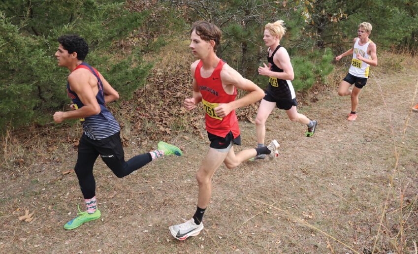 Brookwood’s
Caston Gosda runs
into the final 800
meters at Riverdale
last weekend.
Gosda finished 53
in a field of nearly
200 runners.