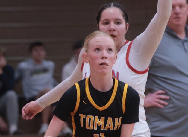 Tomah’s Bayley Winrich maneuvers around Logan’s Lydia Mason along the baseline during Tuesday’s regional opener in La Crosse.