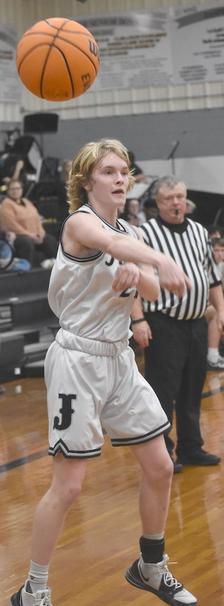 Jasper&rsquo;s Mason Kellogg makes a no-look pass during action at the Pirates Cove.